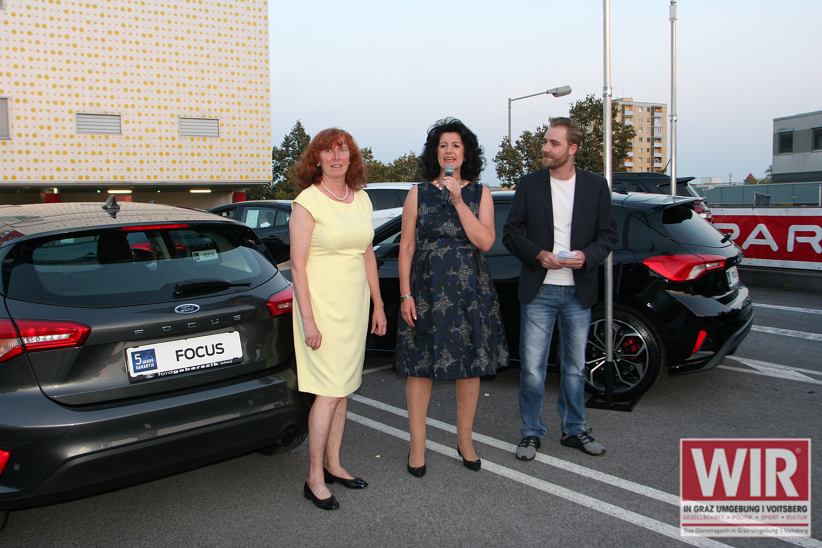 Sonja und Maria Gaberszik begrüßen Ihre Gäste gemeinsam mit dem Antenne Steiermark Moderator. - Autohaus Gaberszik: Ford Focus Präsentation & Autokino