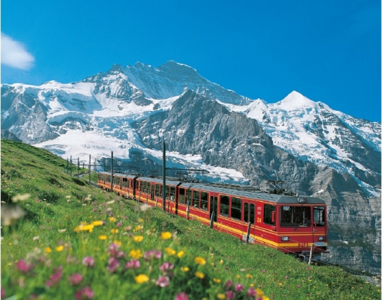 Mit dem Luxusbus in die Schweizer Berge
